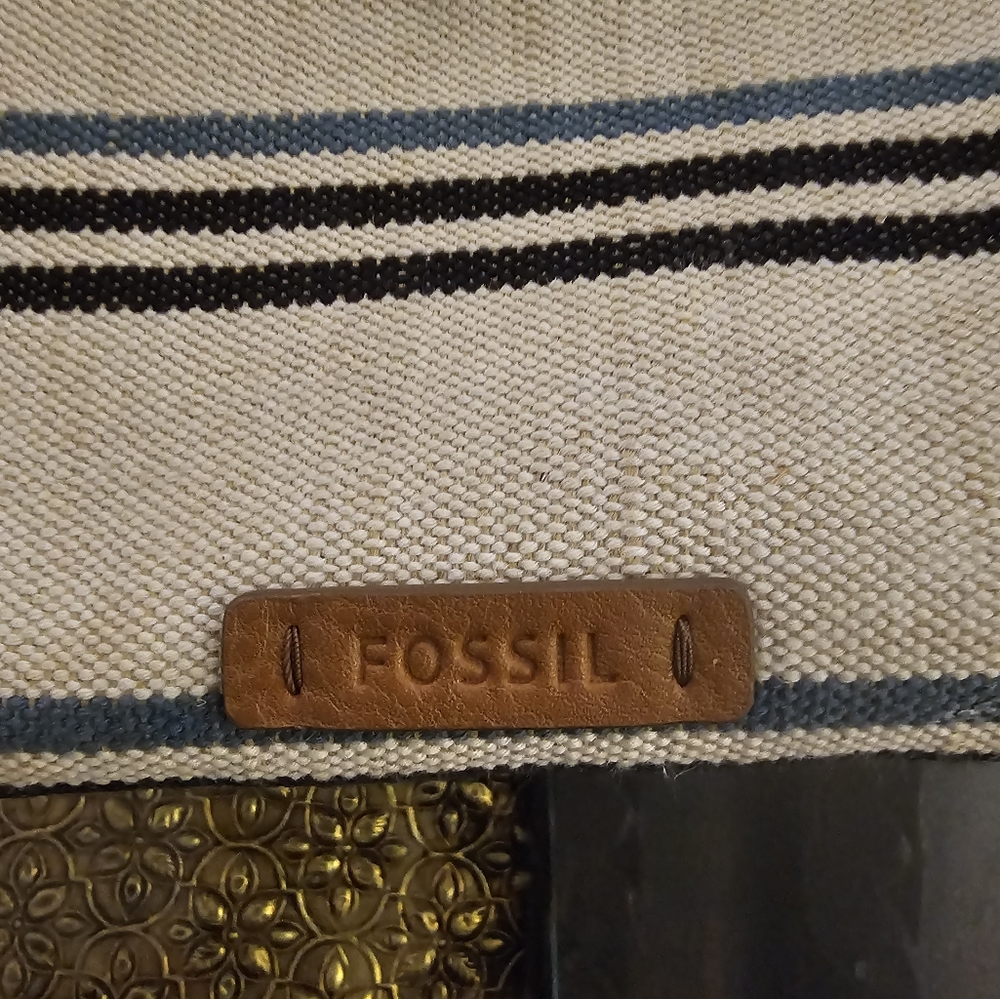 Cute Fossil Cross Body Bag - Picture 4 of 6